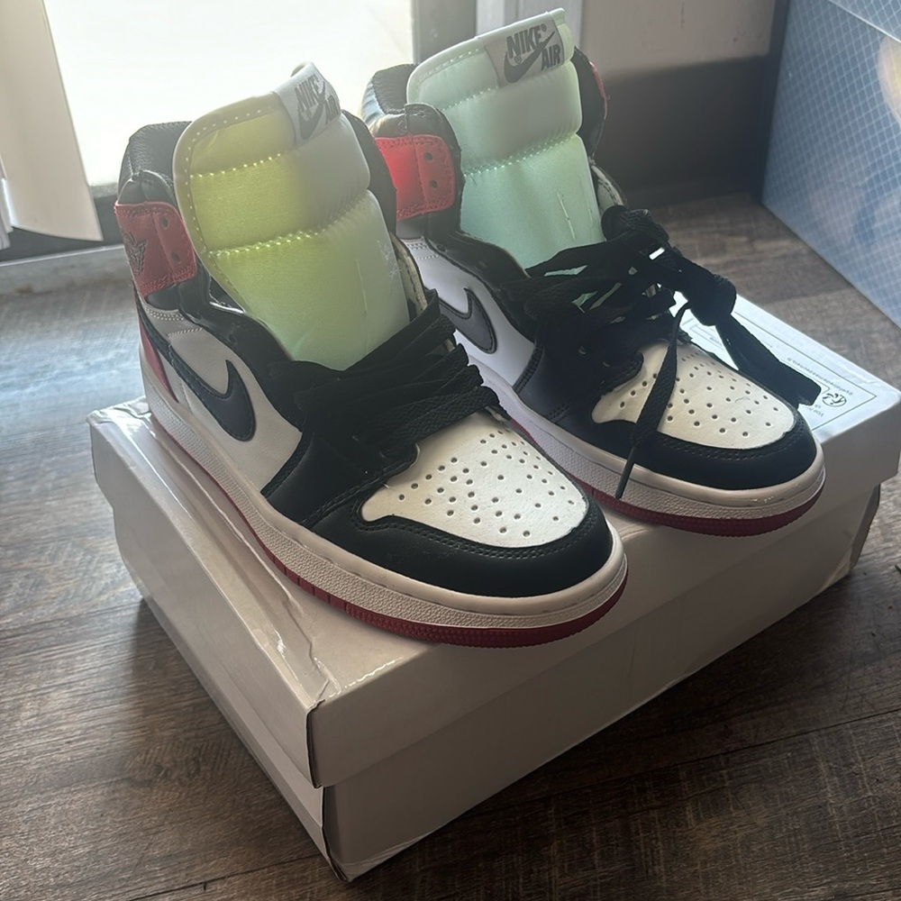Jordan 1 Mid Women 5.5/ Red, Black, White - Picture 1 of 3